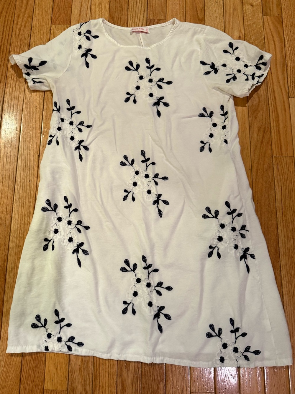 White Dogwood Embroidered Short Sleeve Shift Dress - Black Floral Motif Pockets - Picture 2 of 5